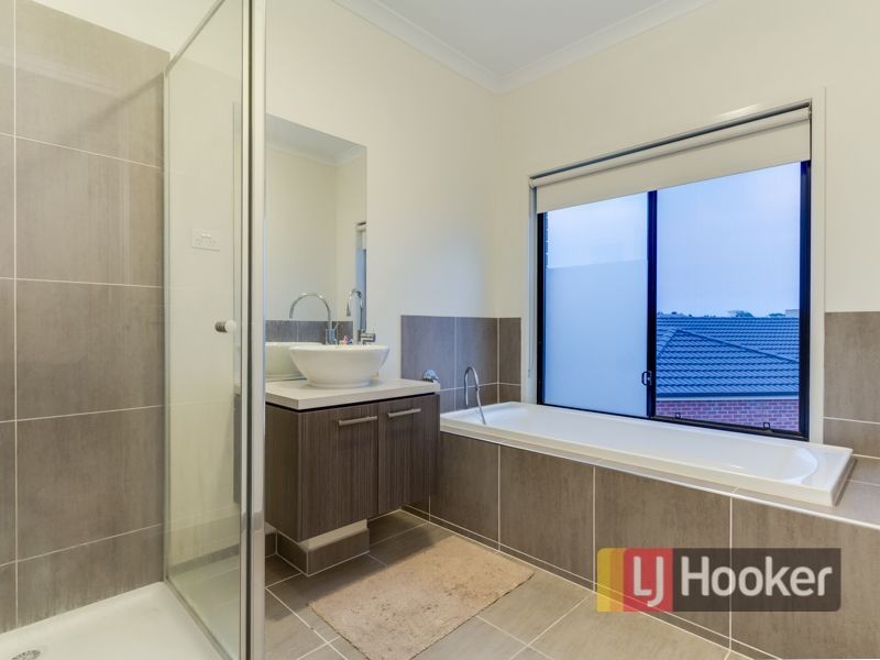 30 Aisbett Close, Lynbrook VIC 3975
