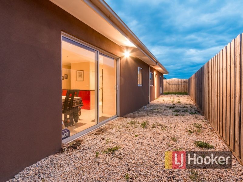 13 Aisbett Close, Lynbrook VIC 3975