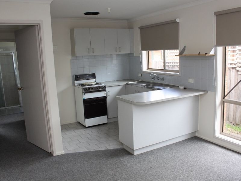 2/69 Warana Drive, Hampton Park VIC 3976