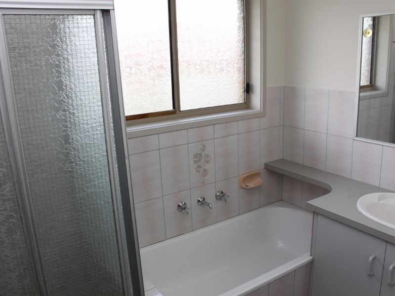 2/69 Warana Drive, Hampton Park VIC 3976