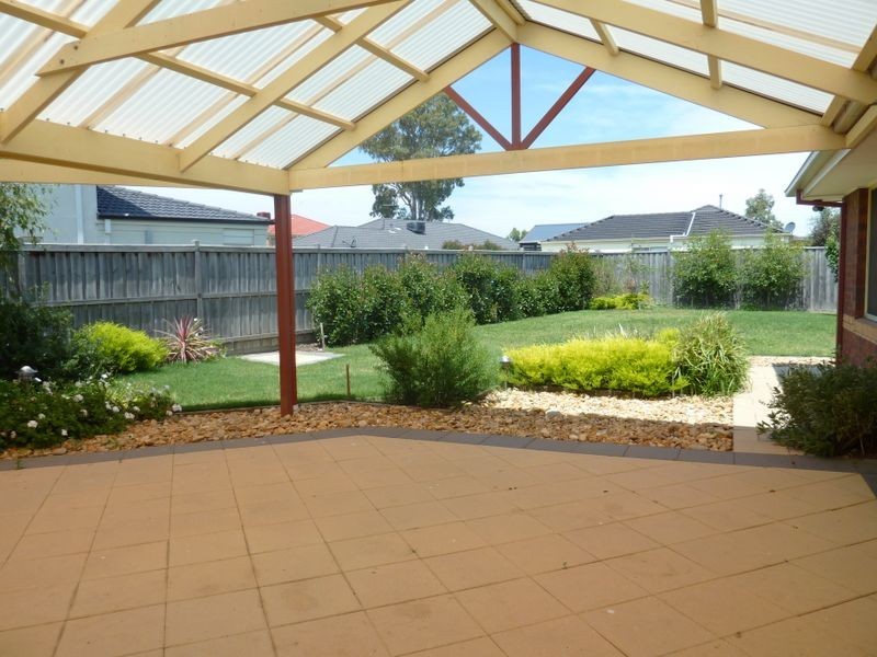 32 Carboni Crescent, Lynbrook VIC 3975