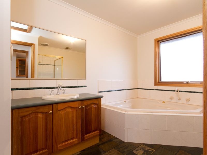 39 The Promenade, Narre Warren South VIC 3805