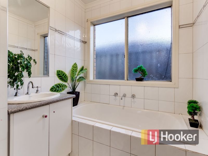 10 Honey Myrtle Way, Cranbourne VIC 3977