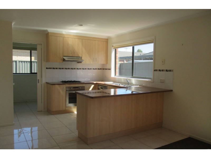 27 Tyndall Street, Cranbourne East VIC 3977