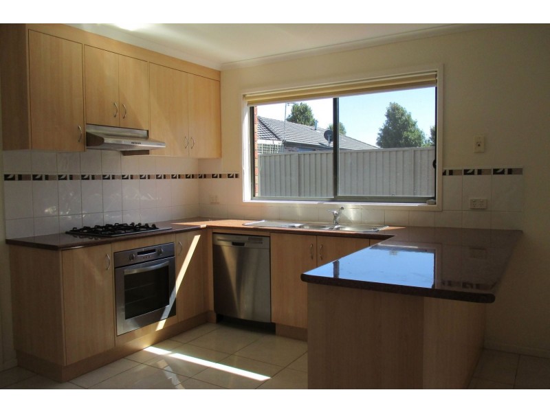 27 Tyndall Street, Cranbourne East VIC 3977