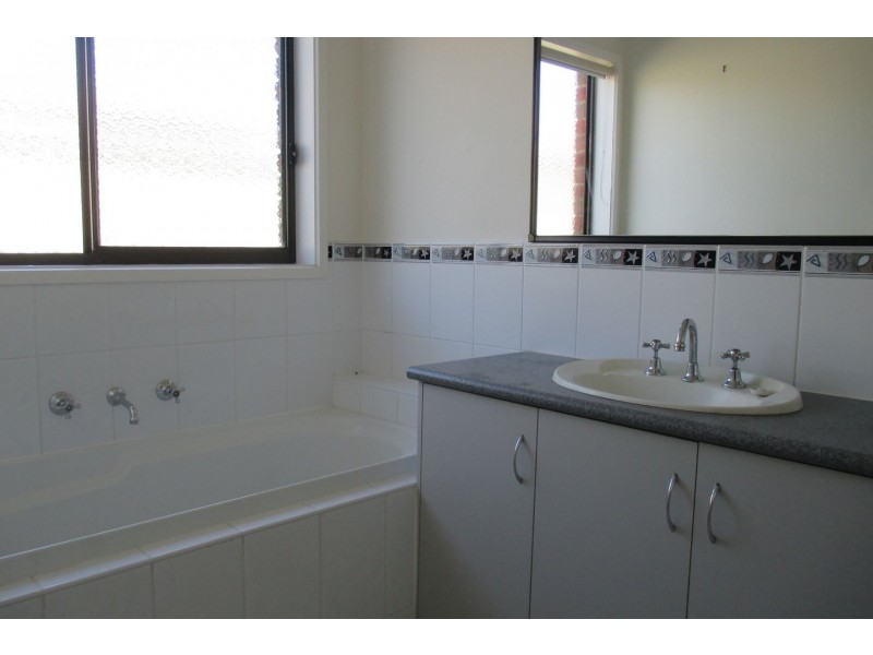 27 Tyndall Street, Cranbourne East VIC 3977