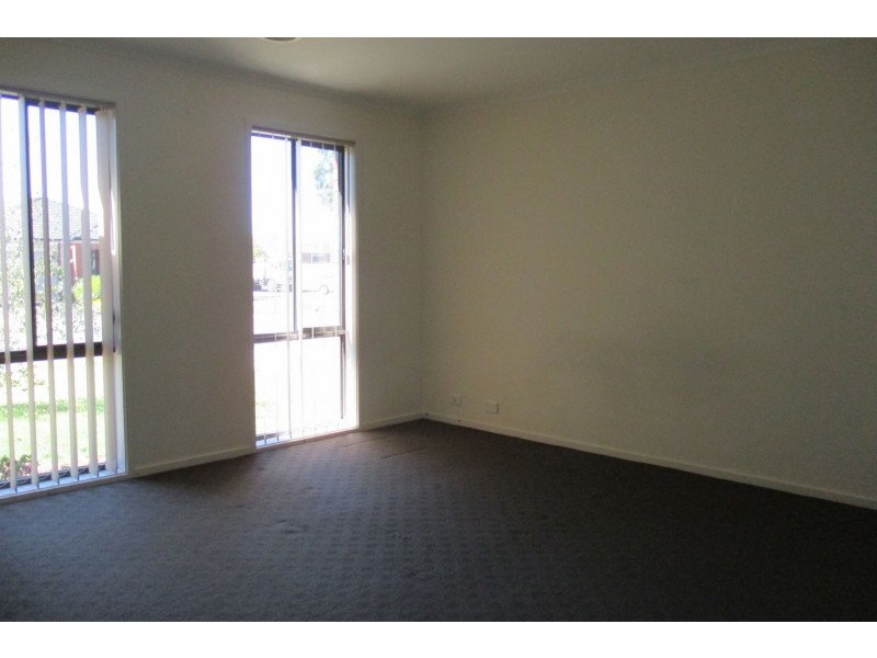 27 Tyndall Street, Cranbourne East VIC 3977