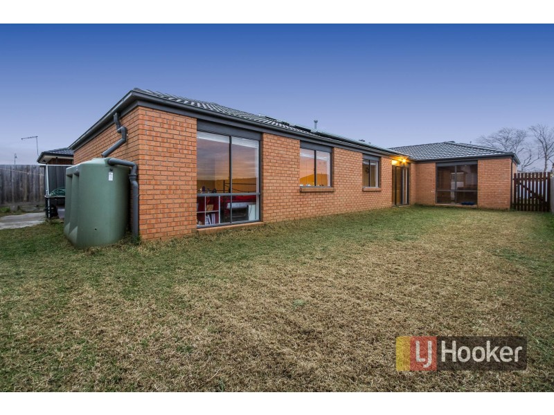 16 Bethune Drive, Hampton Park VIC 3976