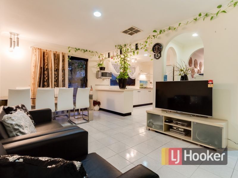 52 Oaktree Drive, Hampton Park VIC 3976