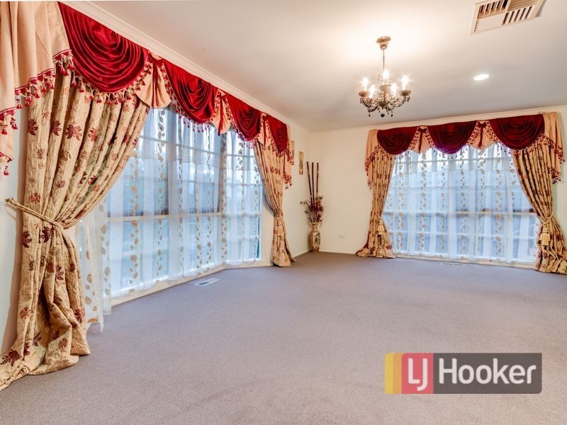 52 Oaktree Drive, Hampton Park VIC 3976