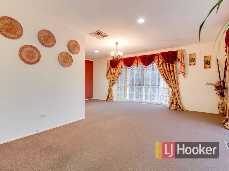 52 Oaktree Drive, Hampton Park VIC 3976