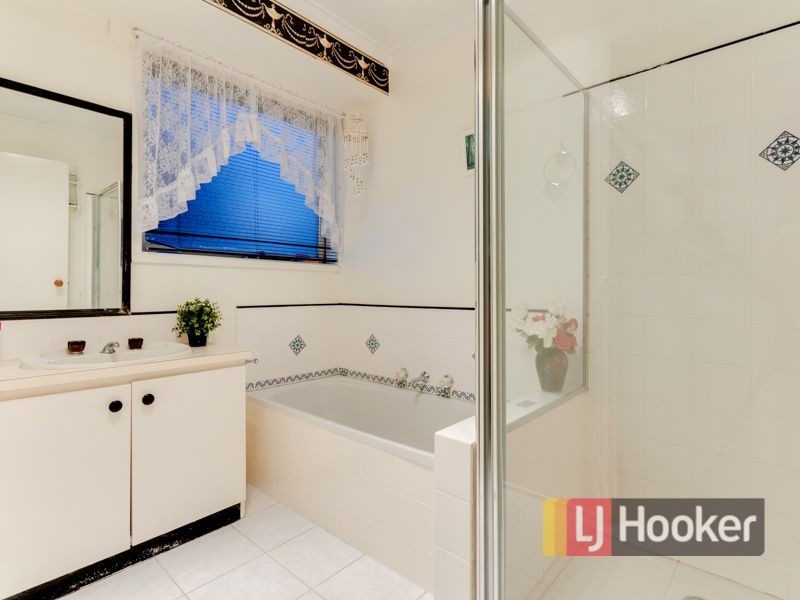 52 Oaktree Drive, Hampton Park VIC 3976