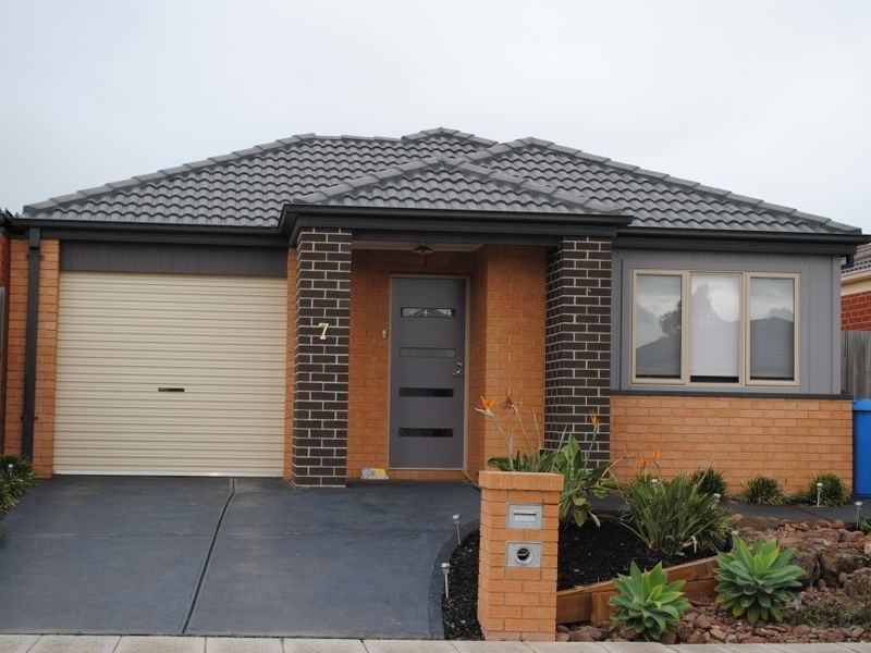7 Rankin Close, Lynbrook VIC 3975