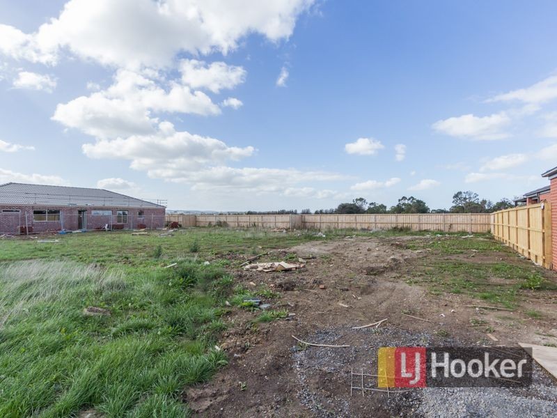 11 Herring Avenue, Cranbourne North VIC 3977