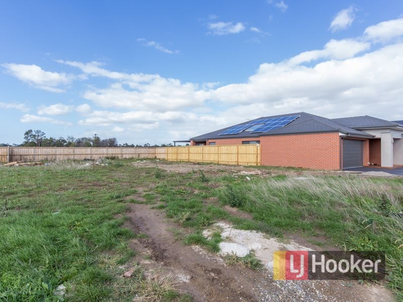 11 Herring Avenue, Cranbourne North VIC 3977