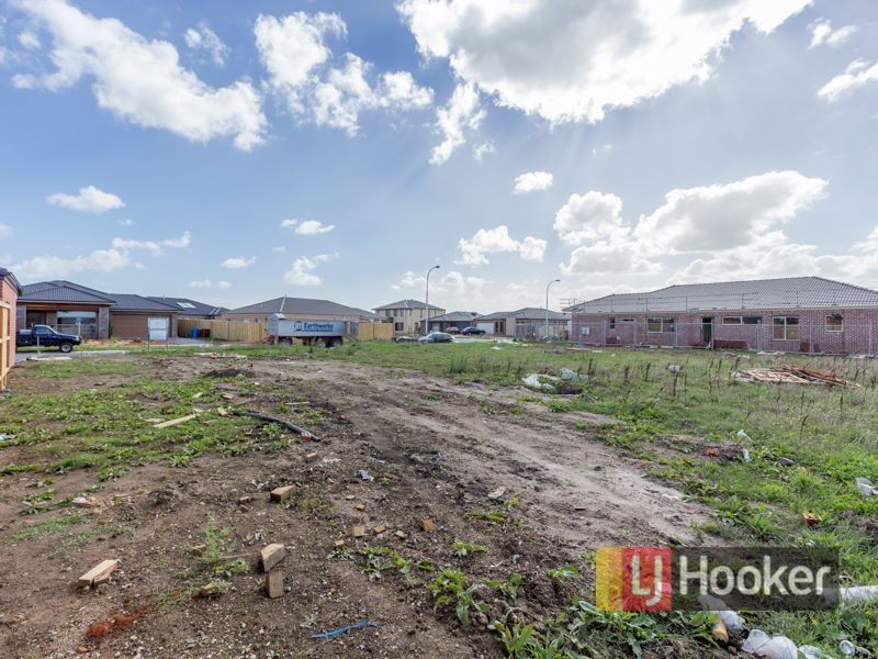 11 Herring Avenue, Cranbourne North VIC 3977