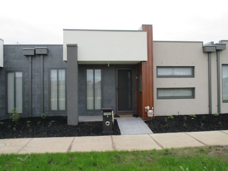8 Kavanagh Lane, Clyde North VIC 3978