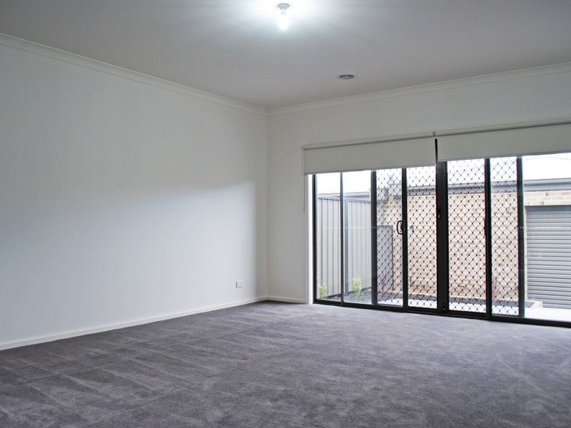 8 Kavanagh Lane, Clyde North VIC 3978