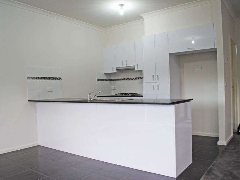 8 Kavanagh Lane, Clyde North VIC 3978