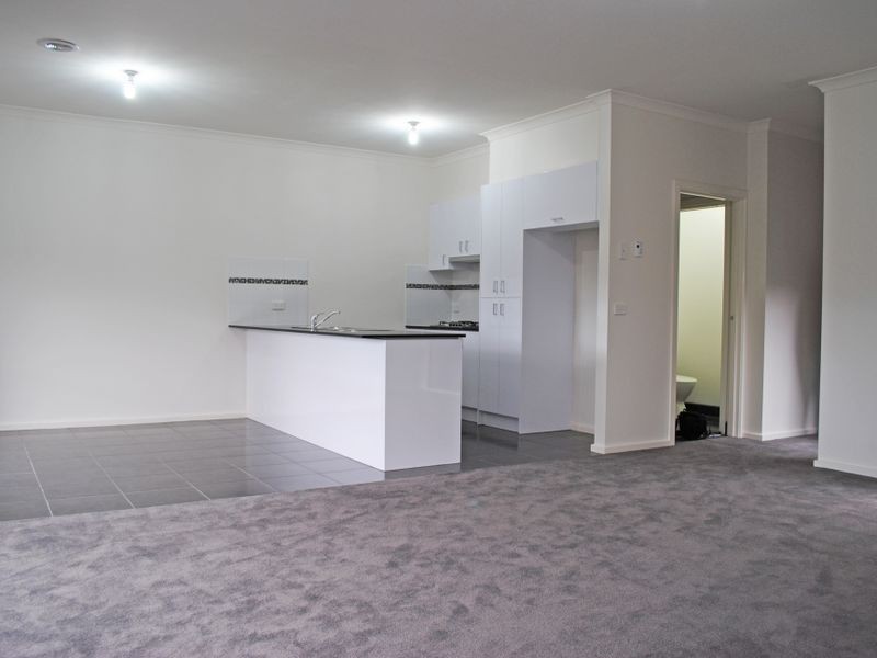 8 Kavanagh Lane, Clyde North VIC 3978