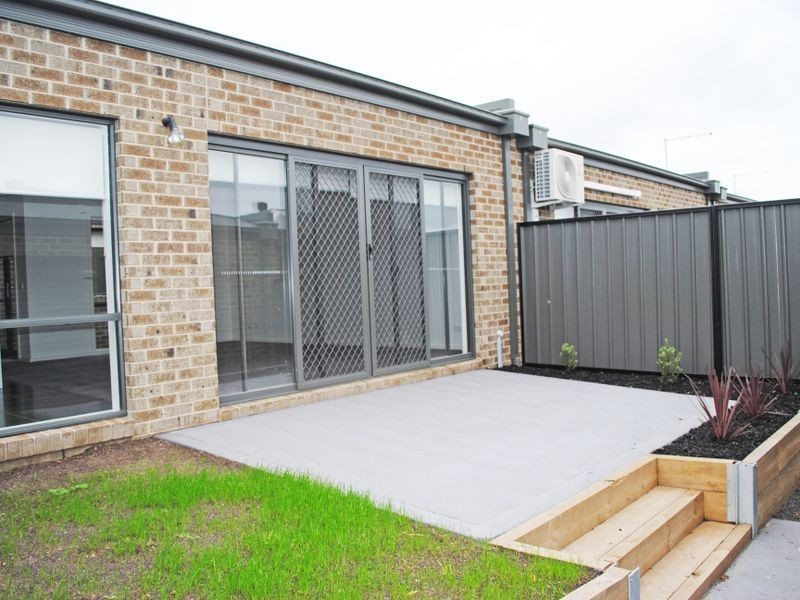 8 Kavanagh Lane, Clyde North VIC 3978