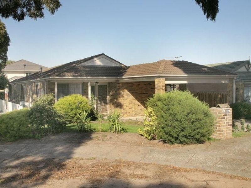2 Dobson Crescent, Lynbrook VIC 3975
