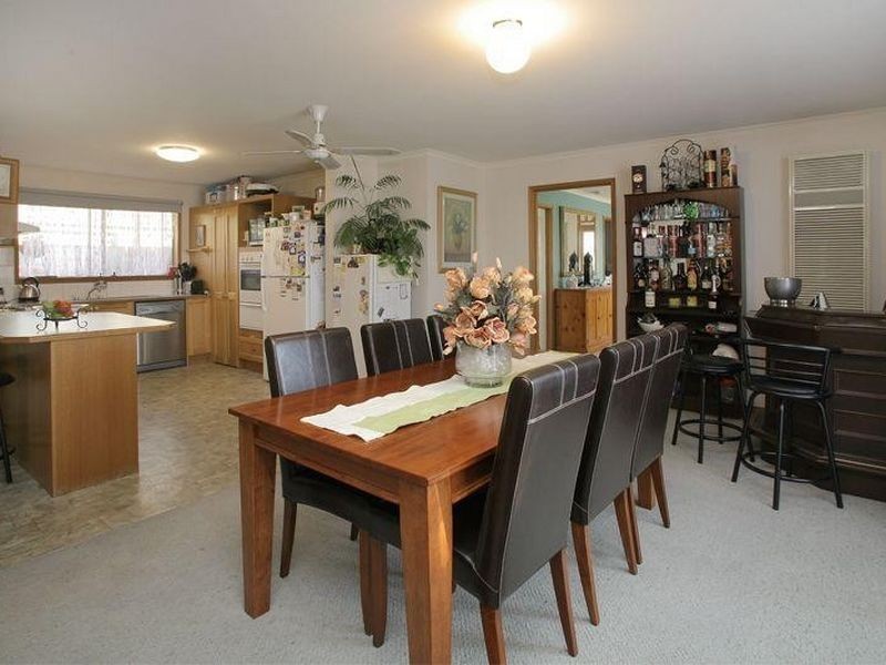 2 Dobson Crescent, Lynbrook VIC 3975