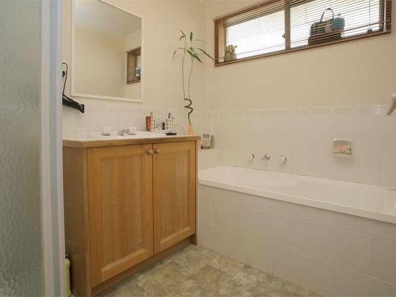 2 Dobson Crescent, Lynbrook VIC 3975