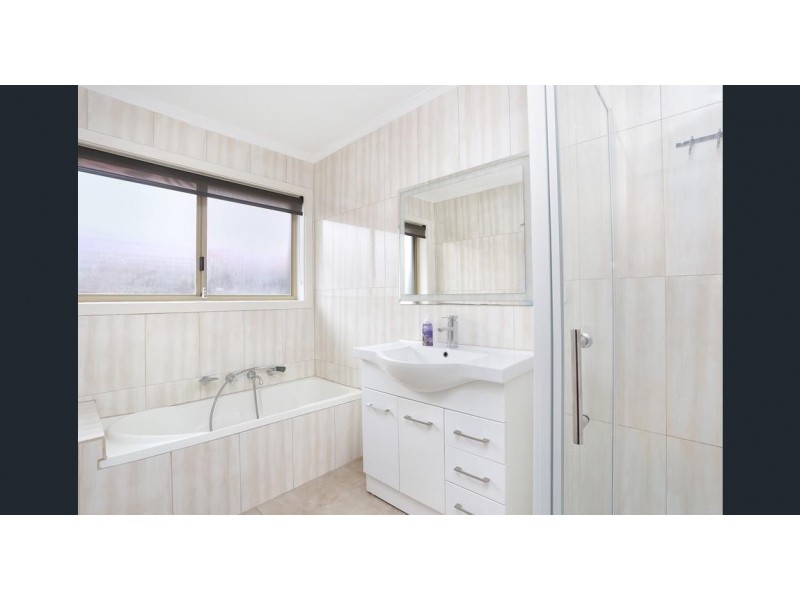 6 Hinrichsen Drive, Hallam VIC 3803