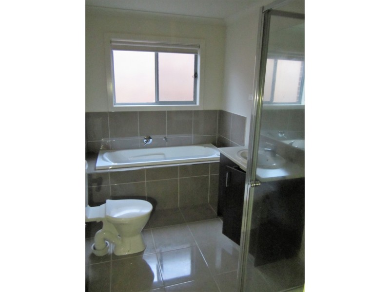 33/11 Hawk Avenue, Pakenham VIC 3810