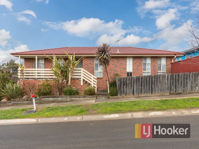 33 Riviera Drive, Pakenham VIC 3810