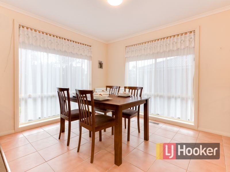 33 Riviera Drive, Pakenham VIC 3810