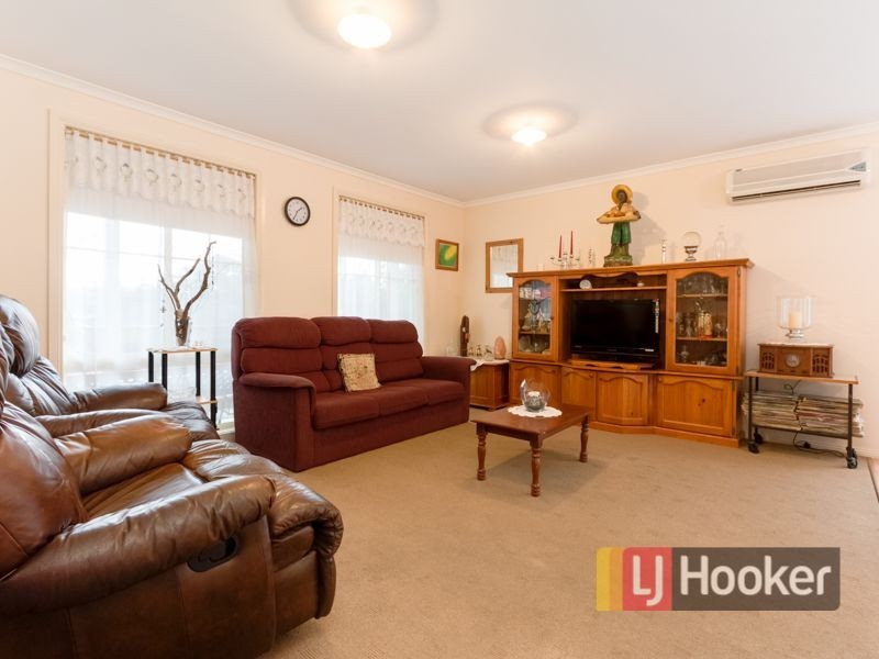 33 Riviera Drive, Pakenham VIC 3810