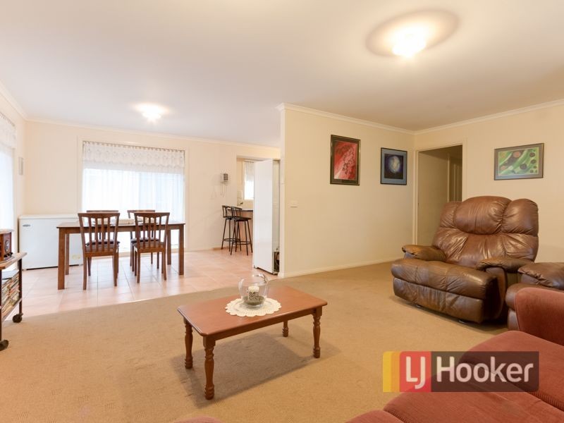 33 Riviera Drive, Pakenham VIC 3810