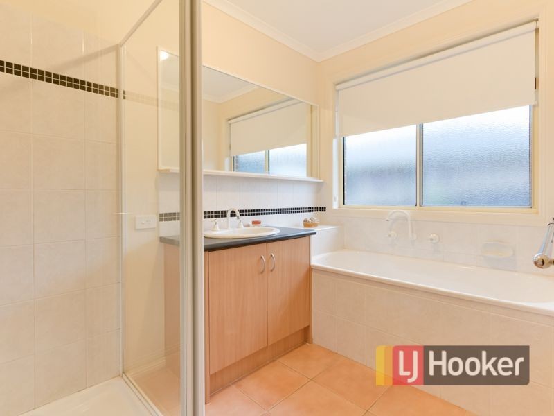 33 Riviera Drive, Pakenham VIC 3810