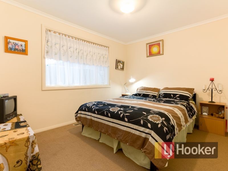 33 Riviera Drive, Pakenham VIC 3810