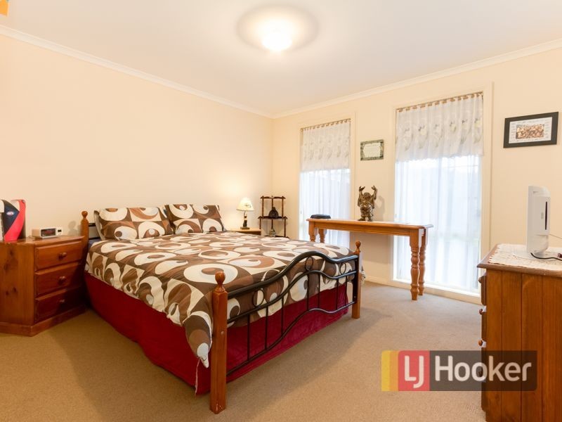 33 Riviera Drive, Pakenham VIC 3810