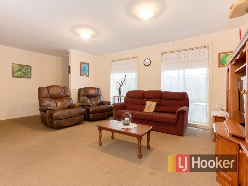 33 Riviera Drive, Pakenham VIC 3810