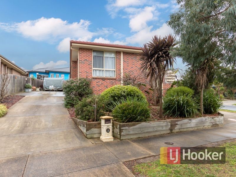 33 Riviera Drive, Pakenham VIC 3810