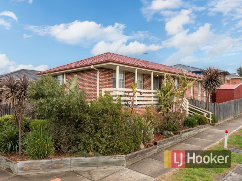 33 Riviera Drive, Pakenham VIC 3810