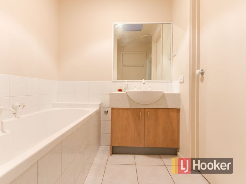 13/4 Paydon Way, Hampton Park VIC 3976