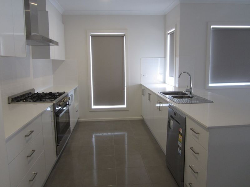 32 Chevrolet Street, Cranbourne East VIC 3977