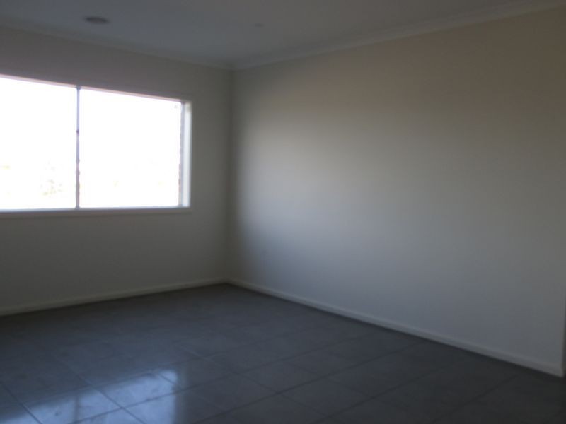 32 Chevrolet Street, Cranbourne East VIC 3977