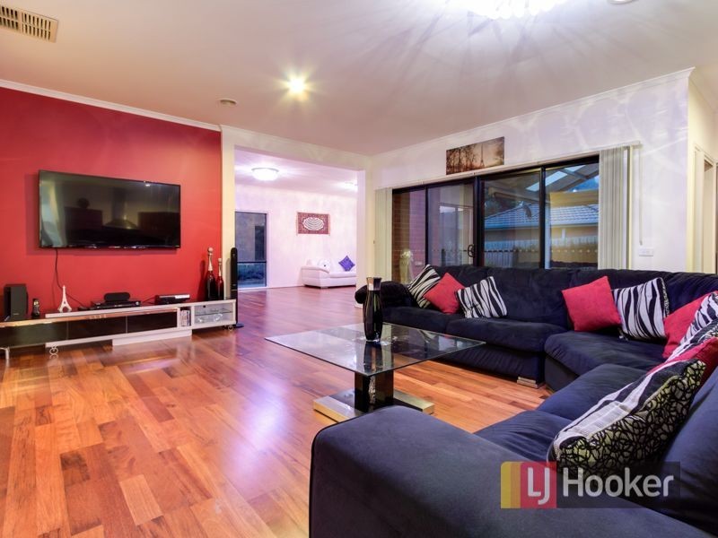 18 St Bernards Crescent, Lynbrook VIC 3975