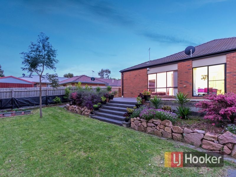 18 St Bernards Crescent, Lynbrook VIC 3975