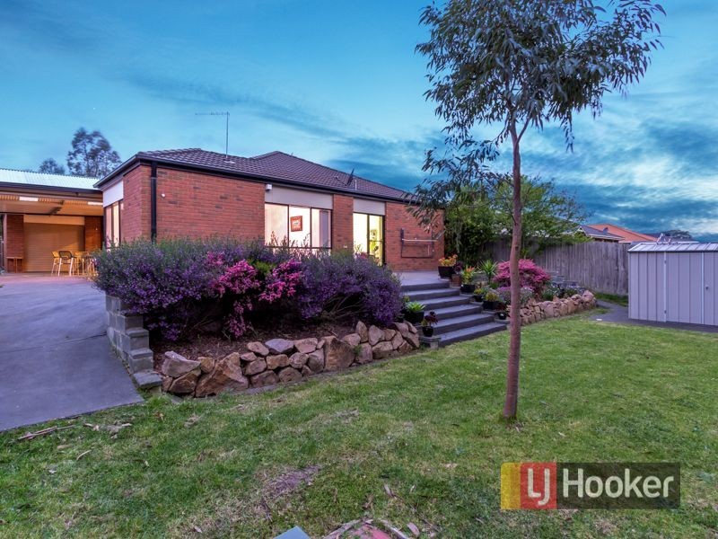 18 St Bernards Crescent, Lynbrook VIC 3975