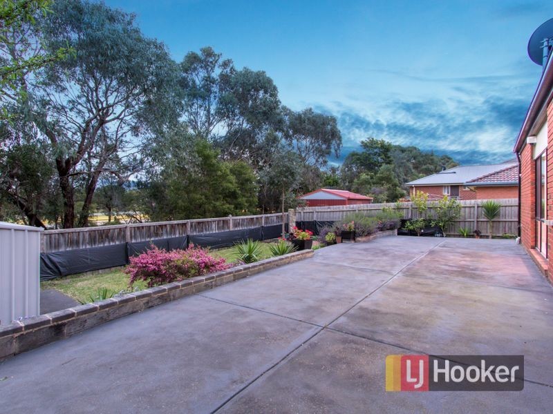 18 St Bernards Crescent, Lynbrook VIC 3975