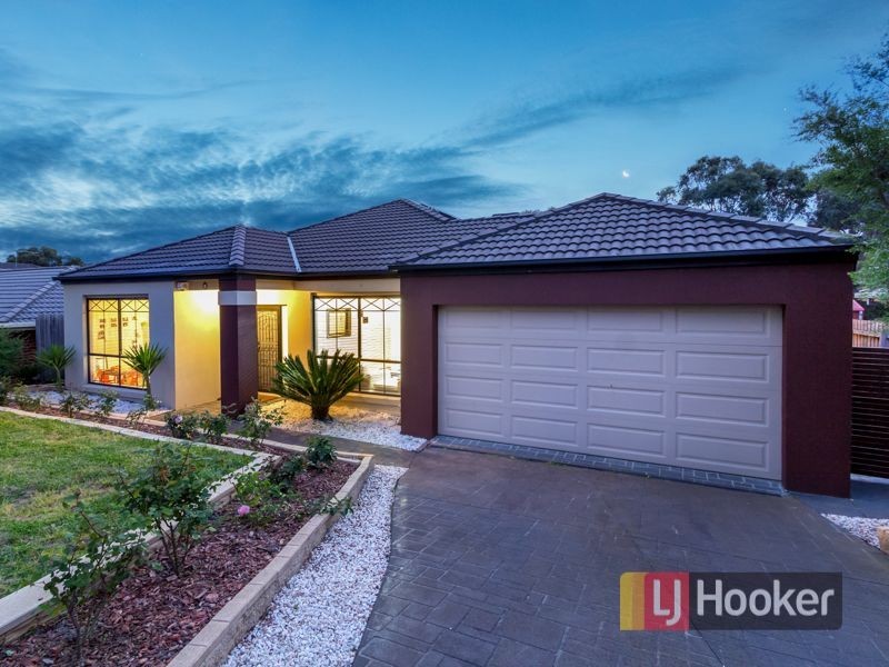 18 St Bernards Crescent, Lynbrook VIC 3975
