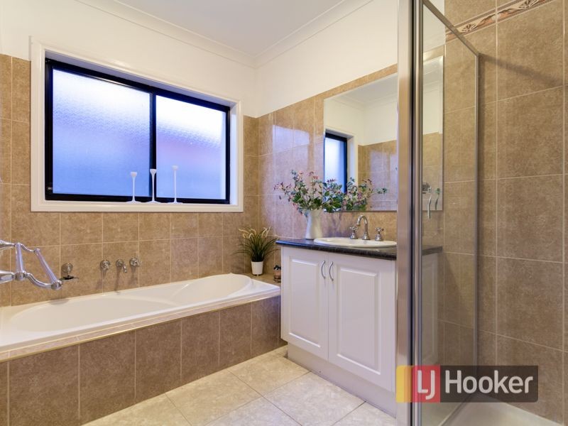 21 Oakland Drive, Hampton Park VIC 3976