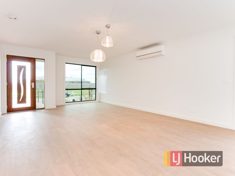 55 Mickleham Drive, Cranbourne North VIC 3977
